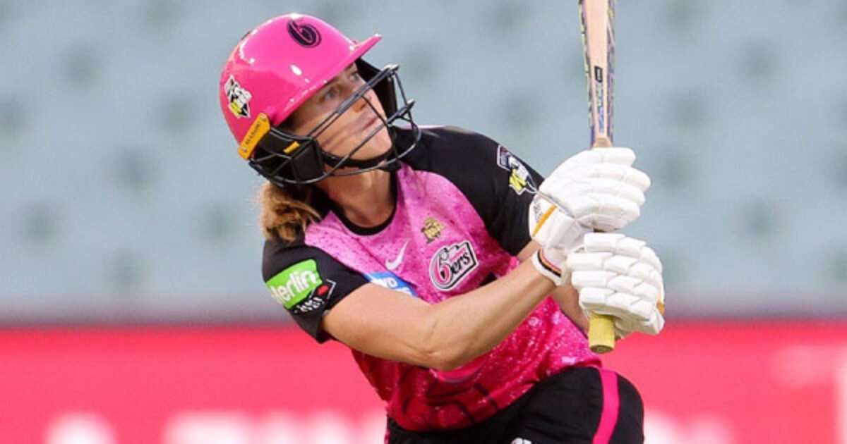 Ellyse Perry batting for Sydney Sixers in the WBBL