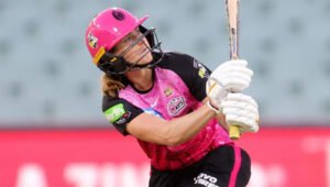Ellyse Perry batting for Sydney Sixers in the WBBL