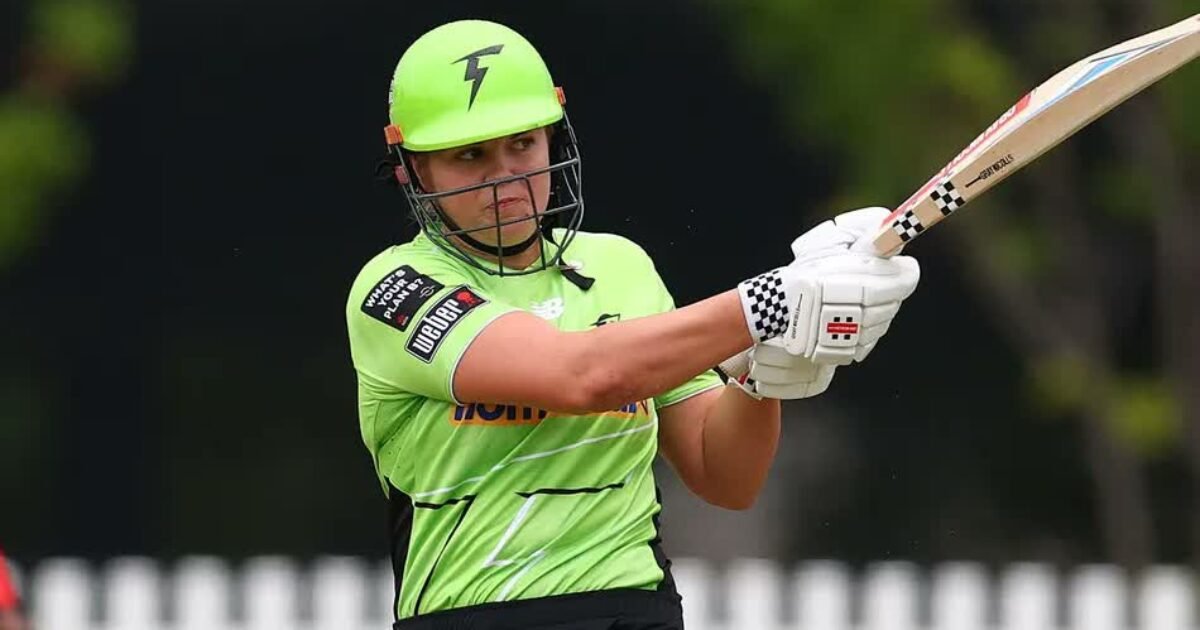 Georgia Voll in Sydney Thunder colours during a WBBL match
