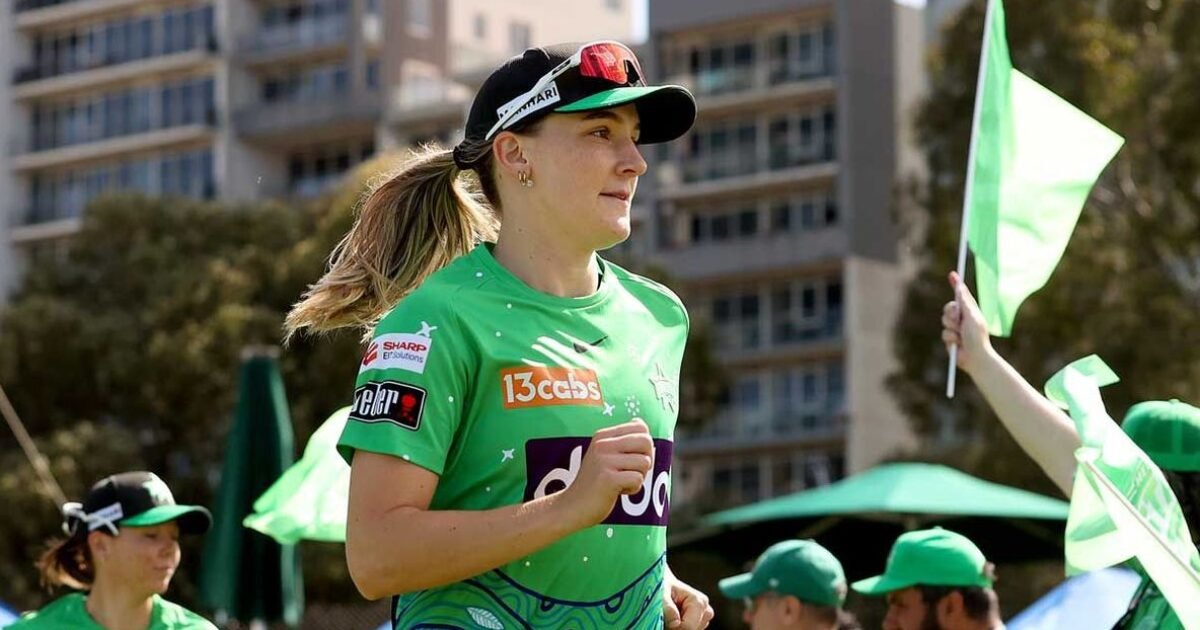 Annabel Sutherland in Melbourne Stars green kit